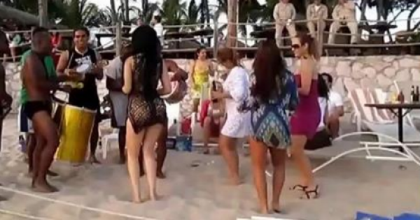 Videos hot dancing. Девушка танцует ламбаду. Бабушка танцовщица танцует ламбаду на улице.