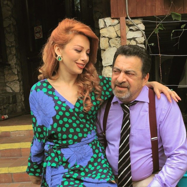 Қараңыз порно желідегі дос қыздың қоғамдық жыпылықтауы