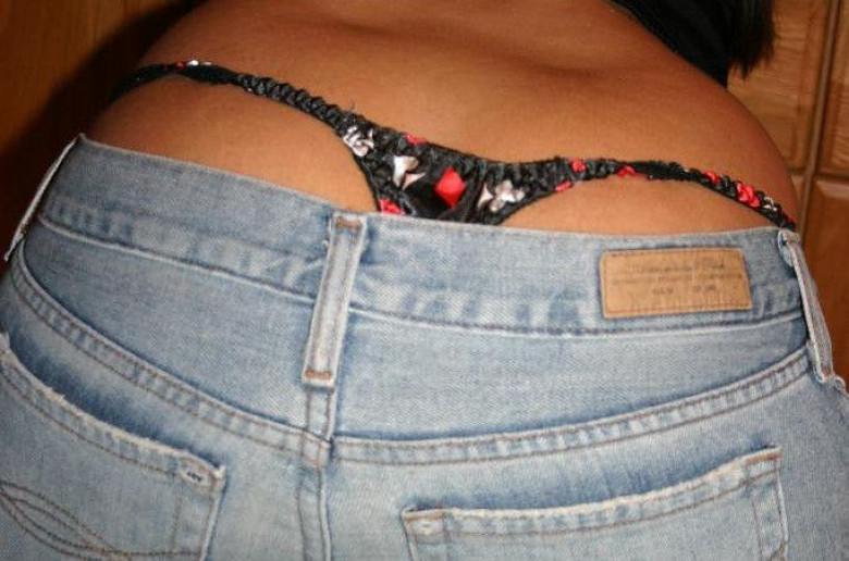 девушки в джинсах и стрингах. стринги торчат из джинсов. стринги под джинсами. стринги под джинсами. стринги под джинсами.