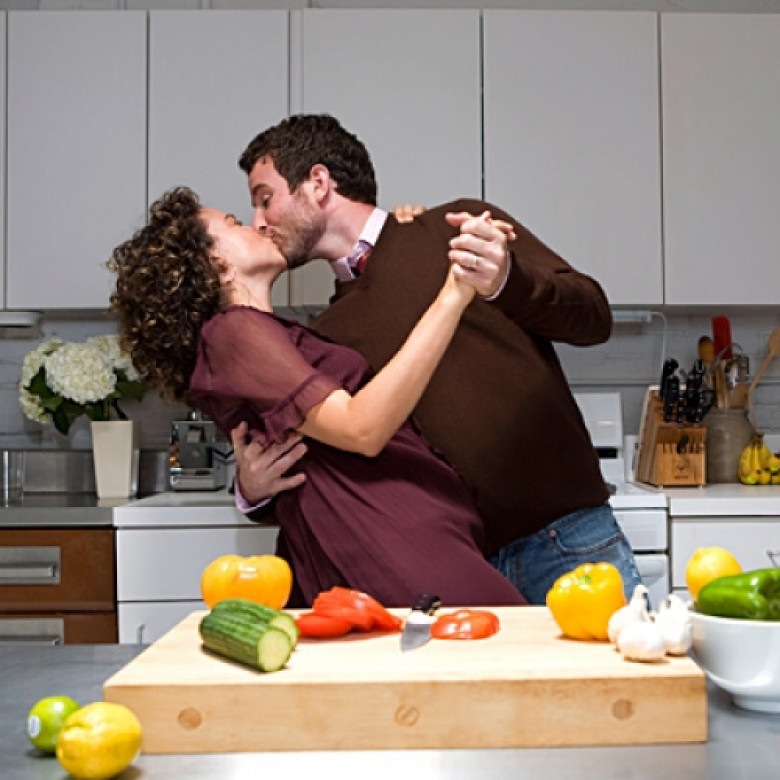 Встретить мужа в белье. Фотосессия на кухне пара. Любовь на кухне. Романтика на кухне.